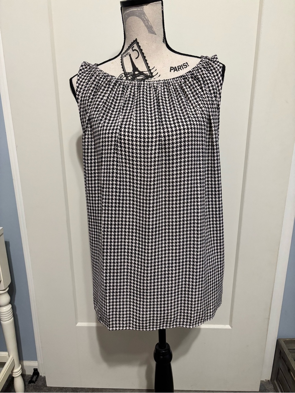 ✨SALE✨LOFT Sleeveless Houndstooth Shift top - Black & White